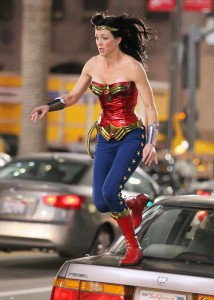 O traje escolhido para a Wonder Woman - Clique para ver maior