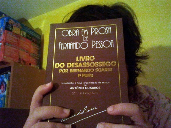 Patrícia a ler Fernando Pessoa - Pedro Rebelo